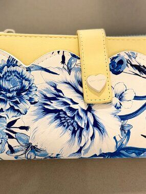 NWT BETSEY JOHNSON Scalloped Floral Long Wallet Wristlet Card Case